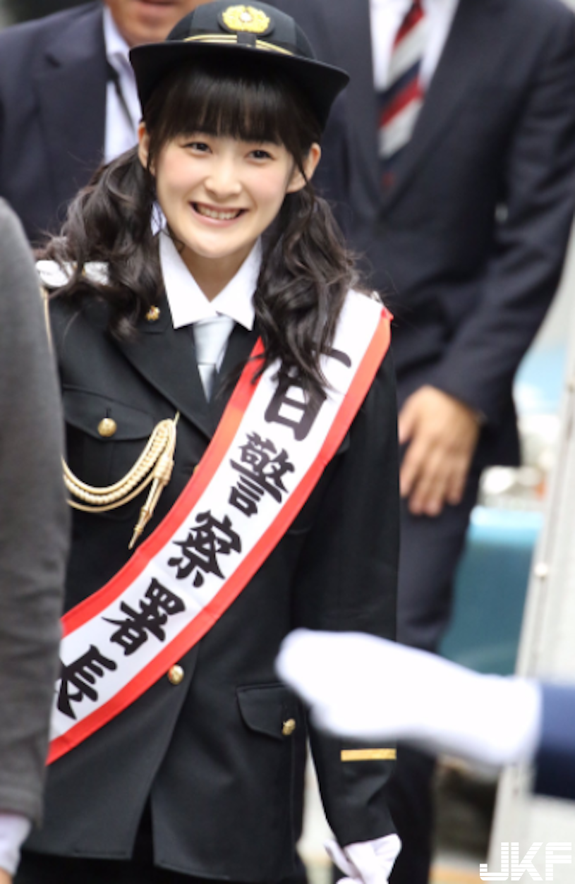 好邪惡！嗣永桃子「爆奶修腳踏車」，一彎腰胸前兩粒都走光了！