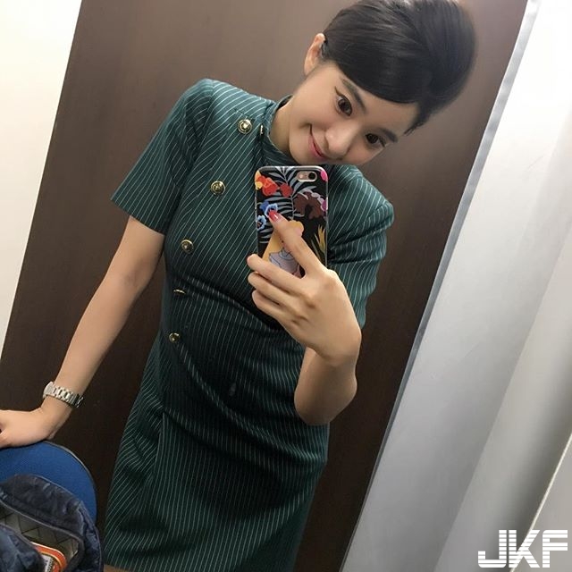 長榮正妹空姐出沒！腰細腿長臀部翹真的是長榮的正字標記，海邊比基尼照看的上火！
