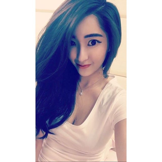 長榮正妹空姐出沒！腰細腿長臀部翹真的是長榮的正字標記，海邊比基尼照看的上火！