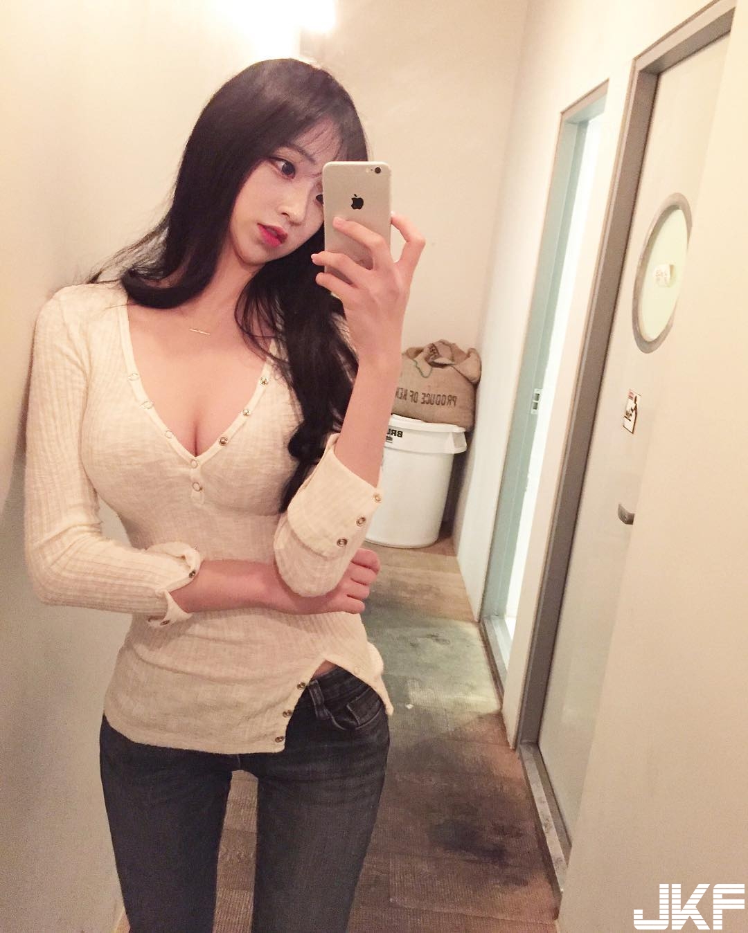 「巨乳正妹」VR初體驗！遊戲太真實嚇得花容失色，「胸前兩團」不斷震抖…