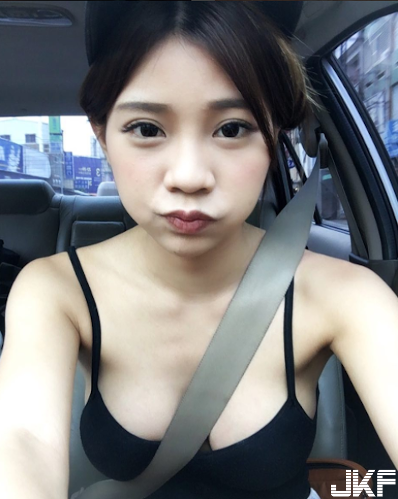 這樣太危險！正妹「背心圓乳」被安全帶勒出邪惡形狀！看到怎麼好好開車&#8230;