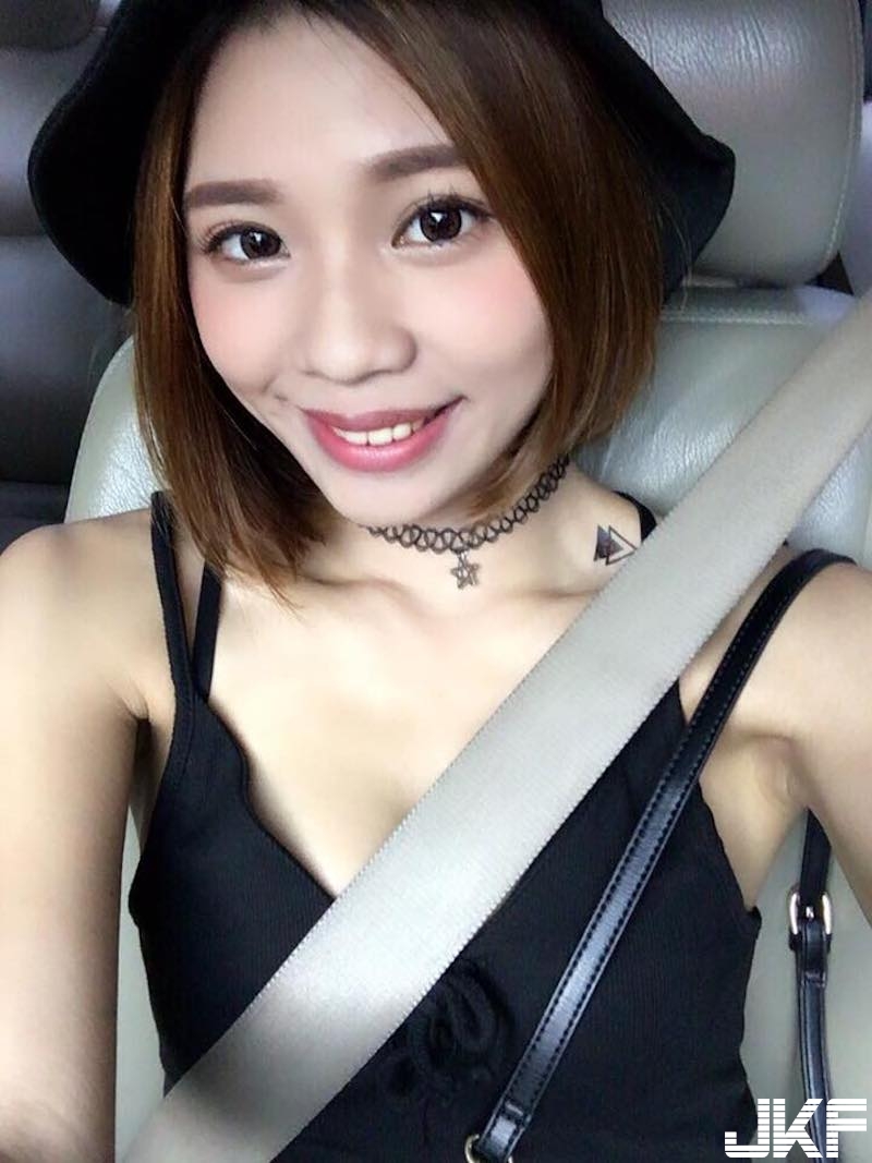 這樣太危險！正妹「背心圓乳」被安全帶勒出邪惡形狀！看到怎麼好好開車&#8230;