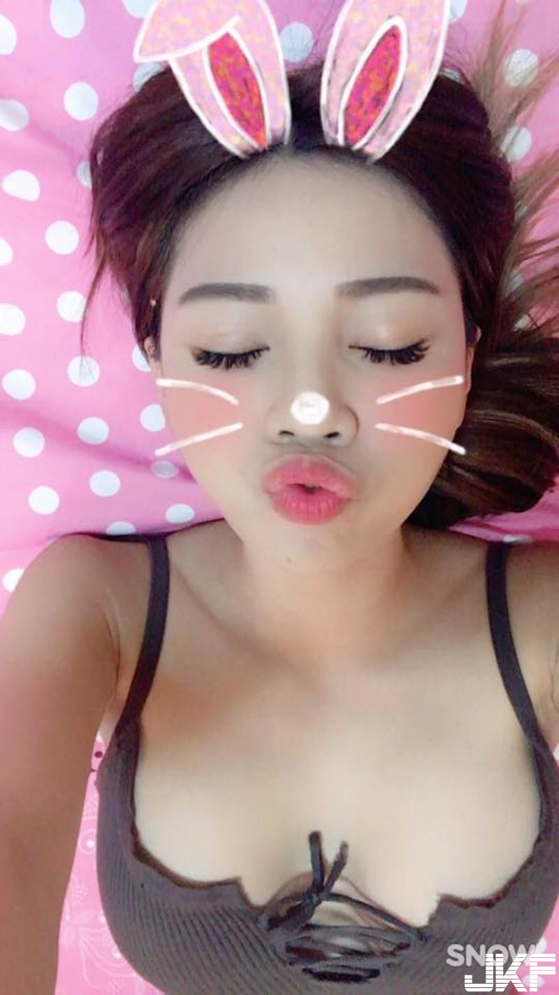 這樣太危險！正妹「背心圓乳」被安全帶勒出邪惡形狀！看到怎麼好好開車&#8230;
