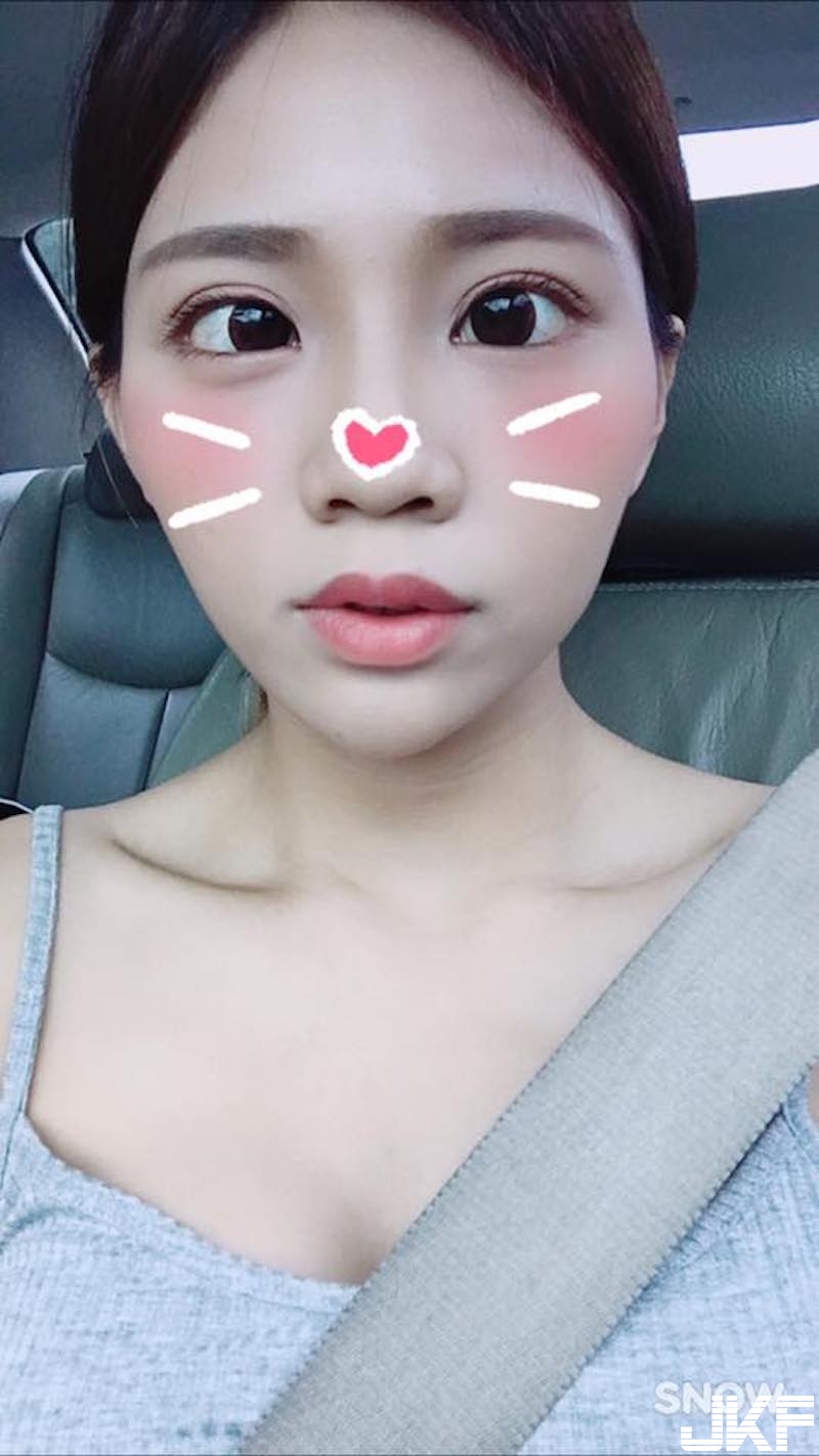 這樣太危險！正妹「背心圓乳」被安全帶勒出邪惡形狀！看到怎麼好好開車&#8230;