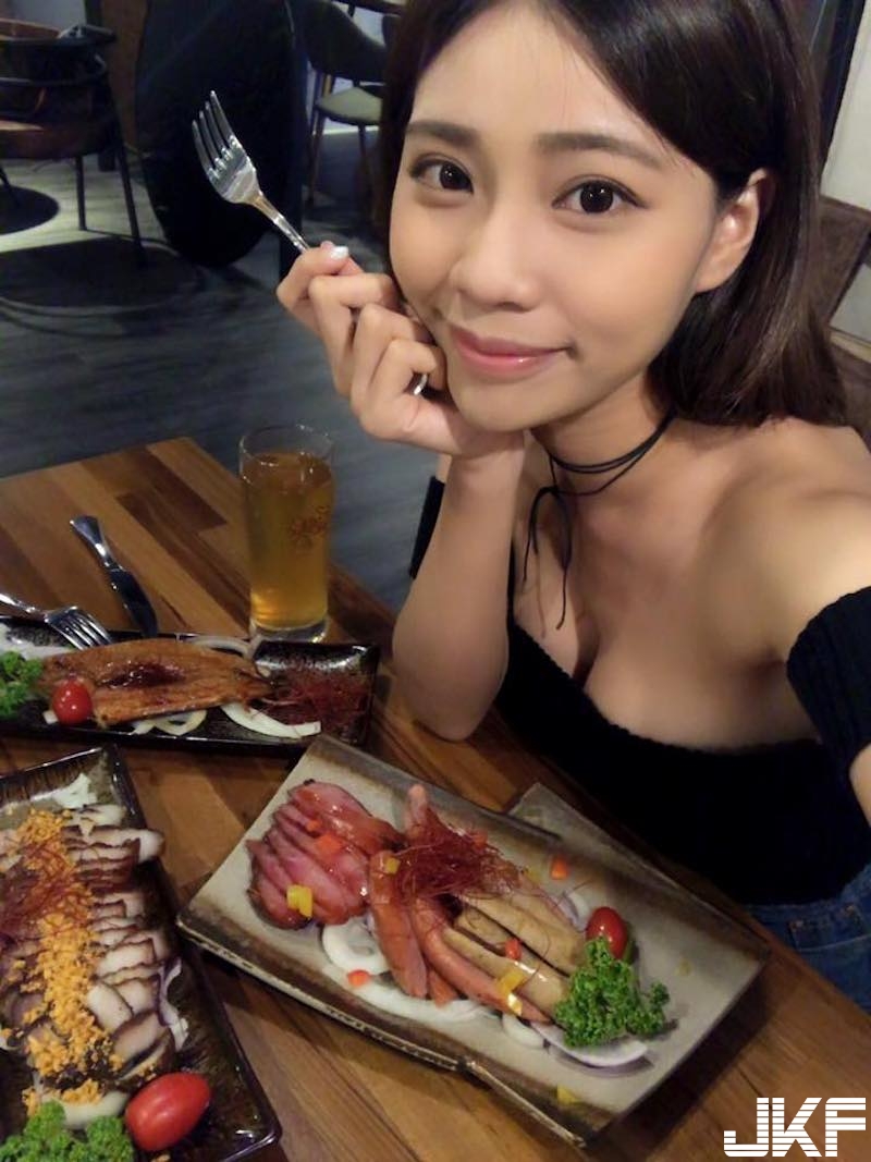 這樣太危險！正妹「背心圓乳」被安全帶勒出邪惡形狀！看到怎麼好好開車&#8230;