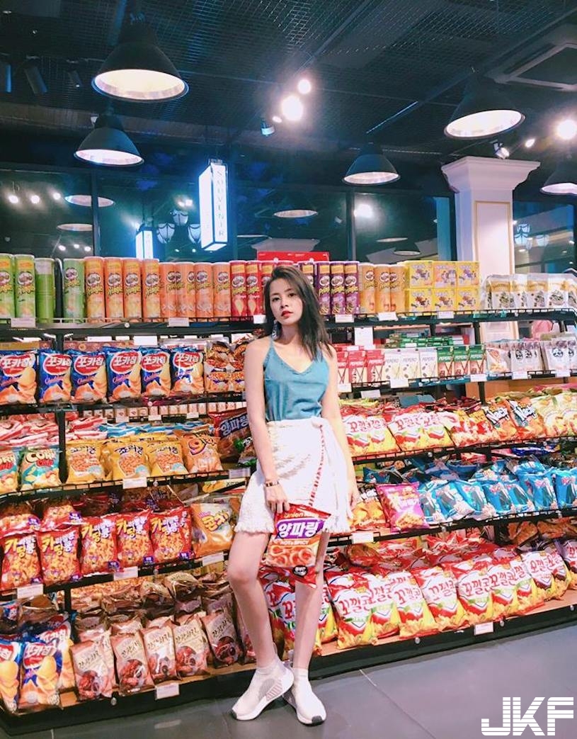 越南妹子露美背逛超市，雪白美肌超Q彈，完全就是天菜啊！