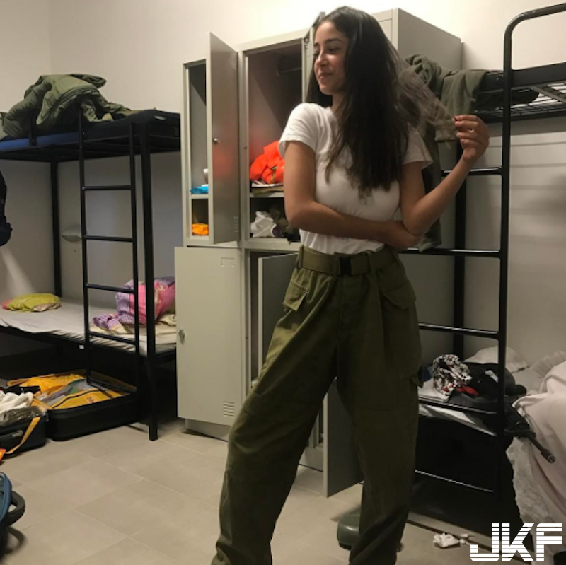 以色列超正「爆乳女兵」！穿著軍裝也難掩她的美～胸前的「份量滿滿」！