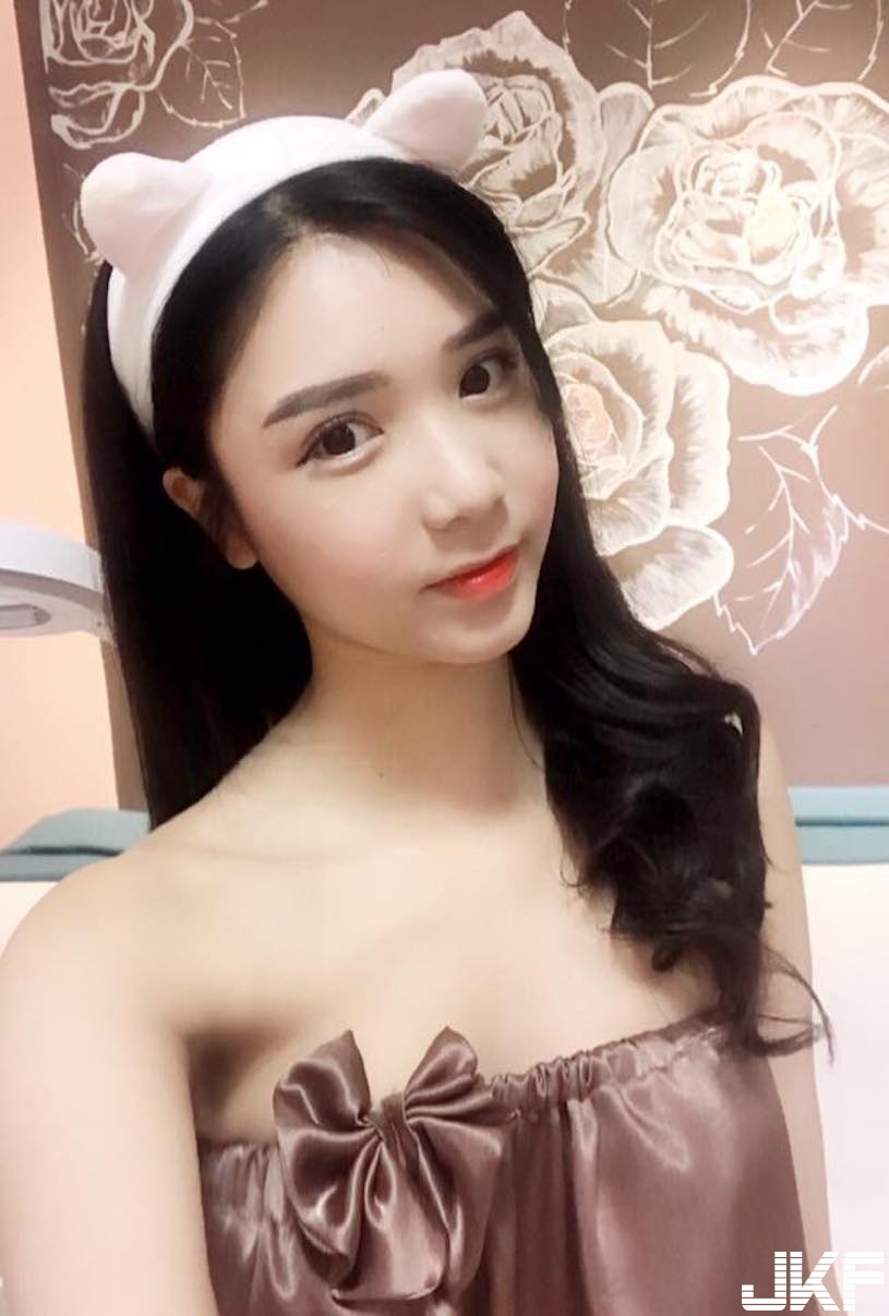 越南萌系正妹甜吃冰淇淋，微露乳溝超性感，看了也好想吃一口啊！