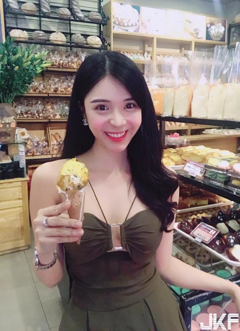 越南萌系正妹甜吃冰淇淋，微露乳溝超性感，看了也好想吃一口啊！