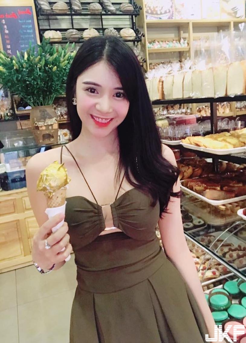 越南萌系正妹甜吃冰淇淋，微露乳溝超性感，看了也好想吃一口啊！