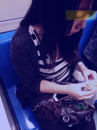 捕獲野生奶妹捷運上吞東西&#8230;　網罵「露溝就能吃蛋」底下戰翻！