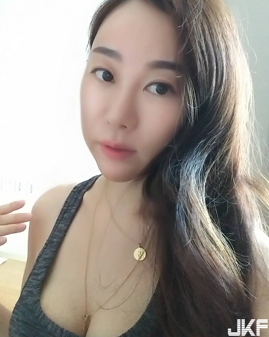 正妹性感自拍！褲頭拼命下拉大秀緊實感，「神秘三角洲」不小心快曝光…