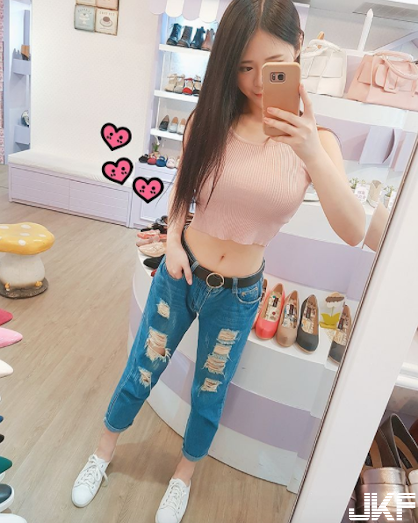 台灣小吃店「巨乳正妹」豪溝太深超犯規！超邪惡視角會害客人受不了…