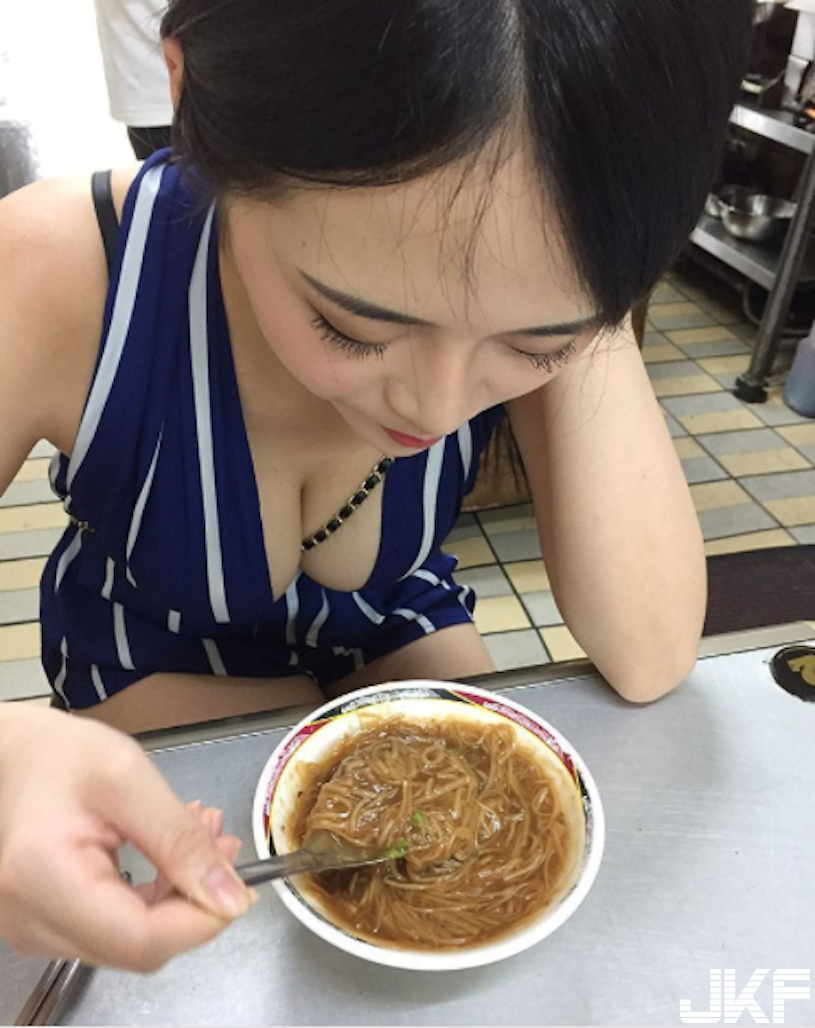 台灣小吃店「巨乳正妹」豪溝太深超犯規！超邪惡視角會害客人受不了…