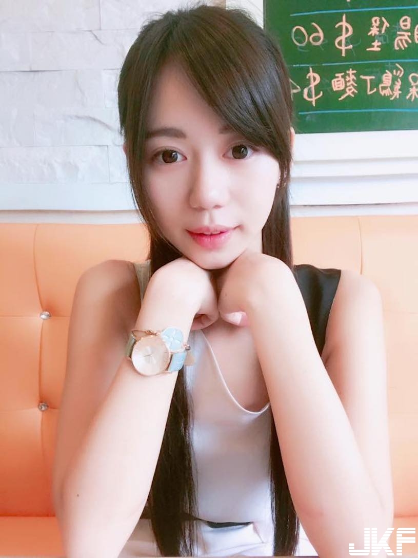 甜美正妹跪地開洗衣機　「渾圓胸型」完整呈現，IG露乳照也好殺喔！