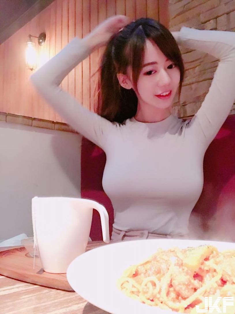 甜美正妹跪地開洗衣機　「渾圓胸型」完整呈現，IG露乳照也好殺喔！