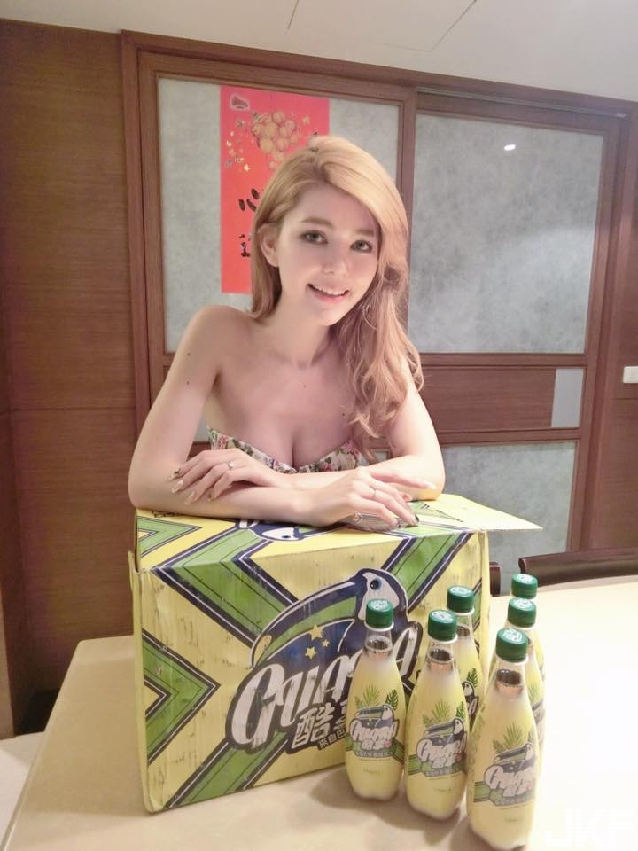 94 愛喝台灣飲料！「爆乳外國妹」胸前乳球快掉出來！身材有夠神…