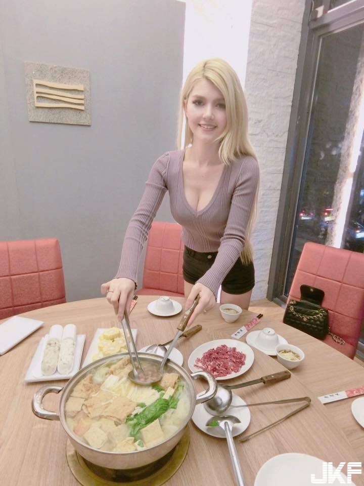 94 愛喝台灣飲料！「爆乳外國妹」胸前乳球快掉出來！身材有夠神…