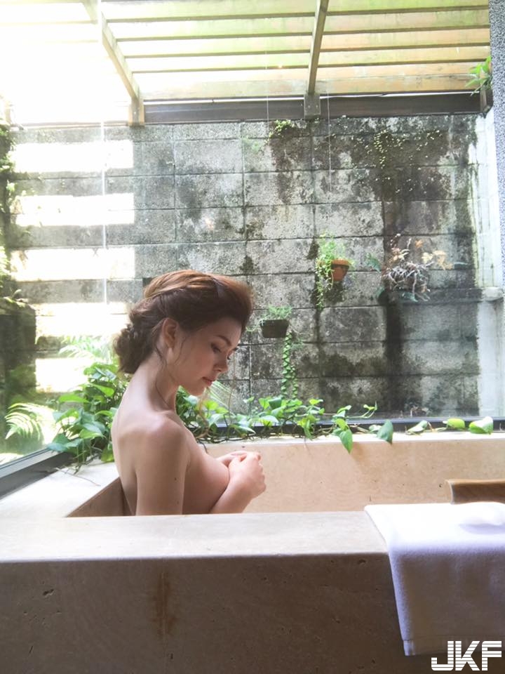94 愛喝台灣飲料！「爆乳外國妹」胸前乳球快掉出來！身材有夠神…