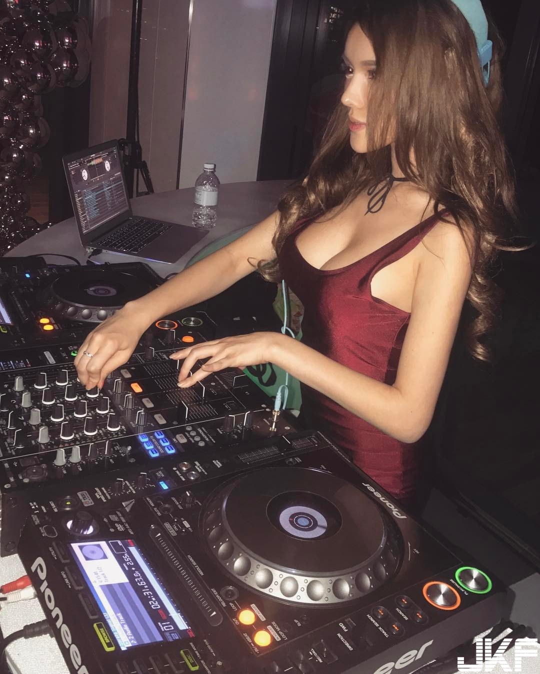 根本「人體節拍器」！舞台上「爆乳女 DJ」胸前隨著音樂彈跳好有節奏感&#8230;