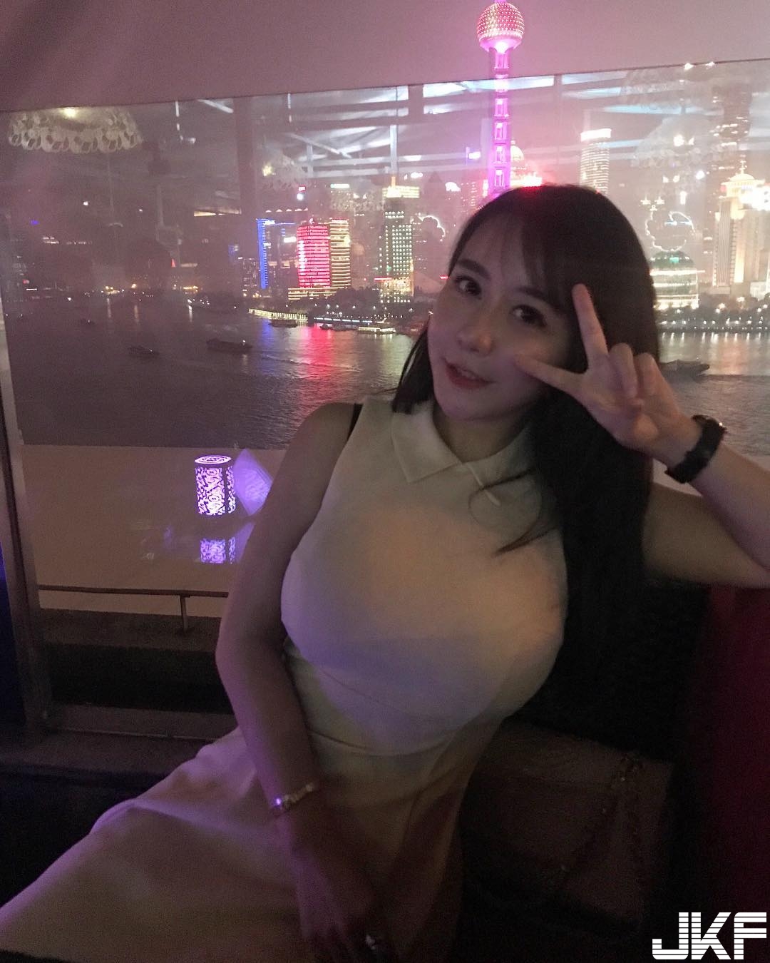 巨乳正妹太飽滿！胸前馬兒被「驚人奶量」撐爆！整個都歪了&#8230;