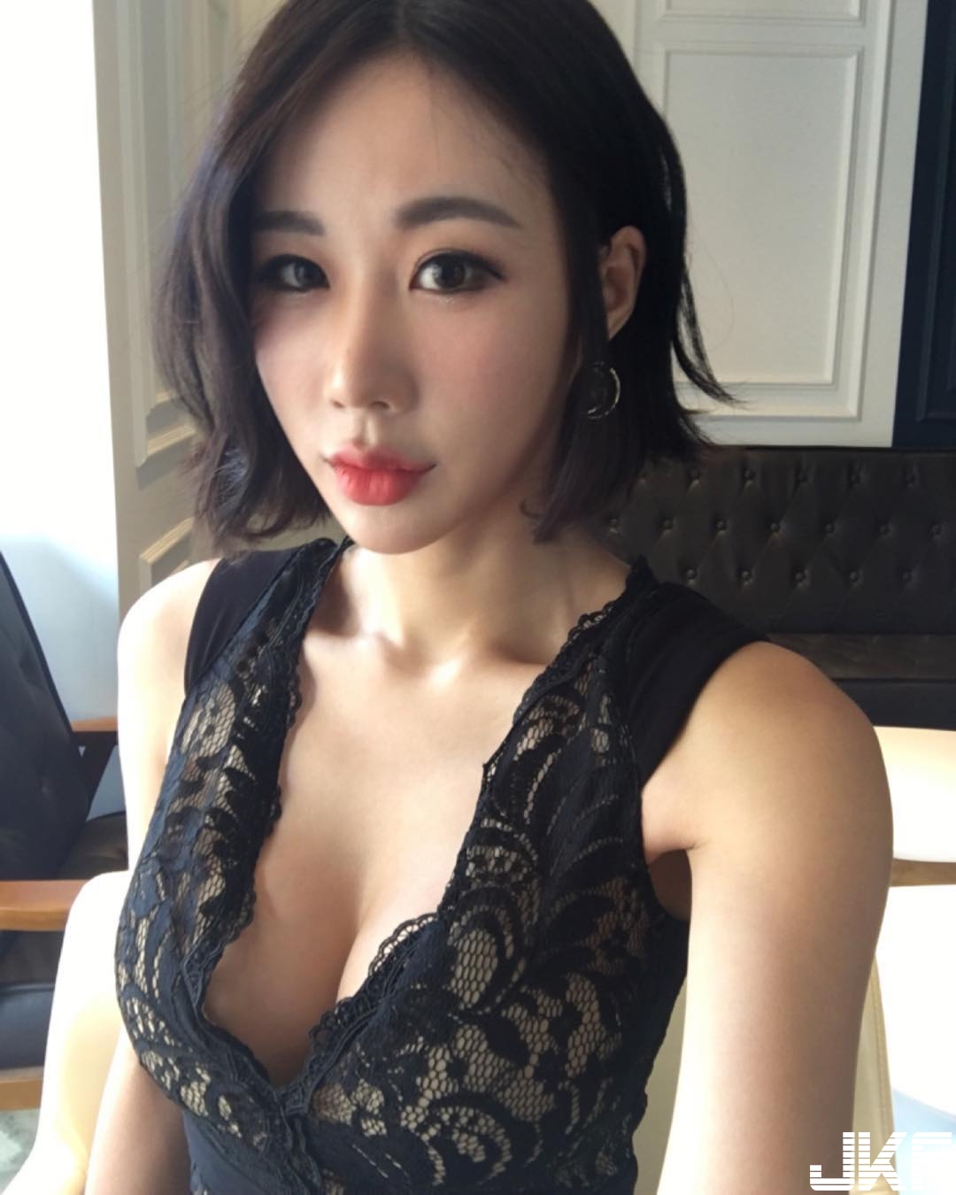 「賽車女郎」凶狠程度藏不住！乾脆「中路大開」養眼福利讓人直呼：太幸福！