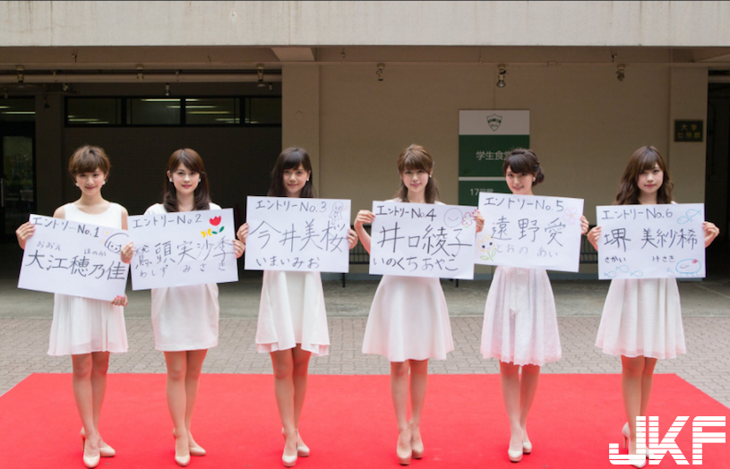 好可愛！青山大學「天然呆甜美女孩」，拍照賣萌「左手飲料成亮點」！