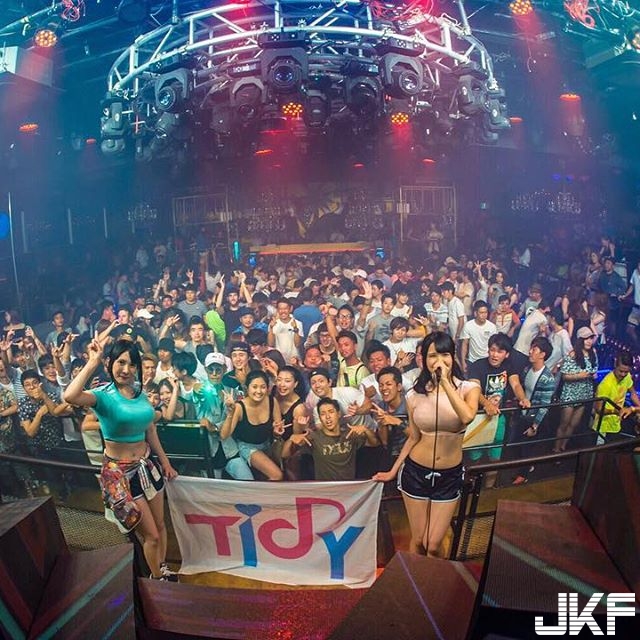 超胸猛日本夜店女DJ！鄰家女孩的五官，暴力級的身材：根本一見就難忘！