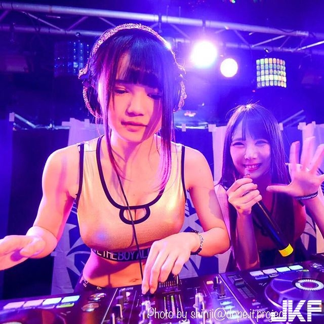 超胸猛日本夜店女DJ！鄰家女孩的五官，暴力級的身材：根本一見就難忘！