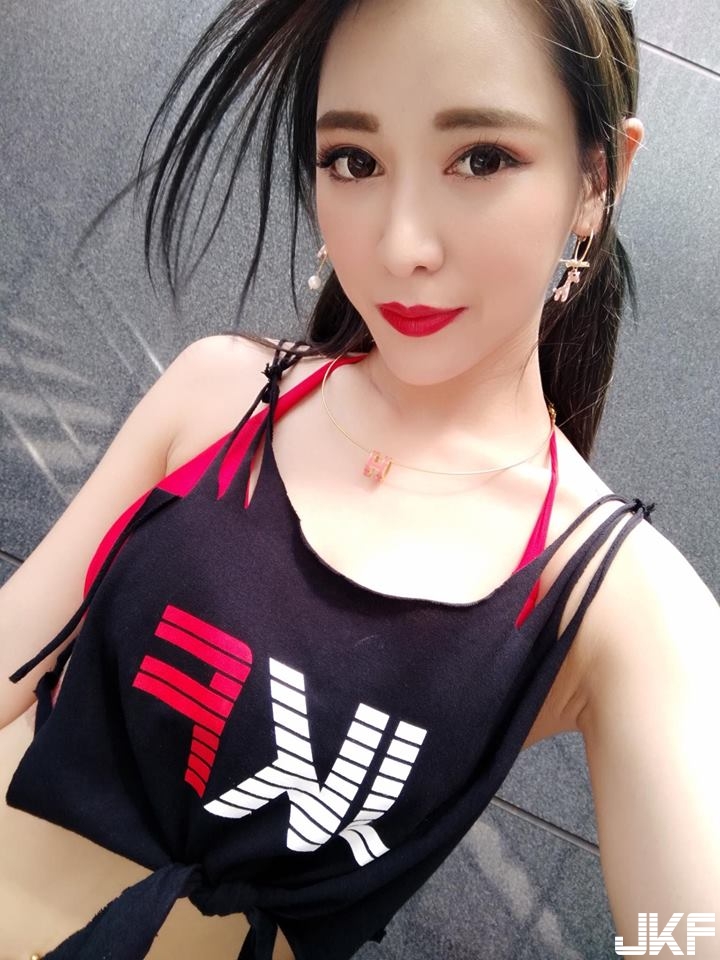 雙眼會放電！超正辣模「傲嬌甜心」愛佳奈甜到蛀牙！一不小心就會戀愛…