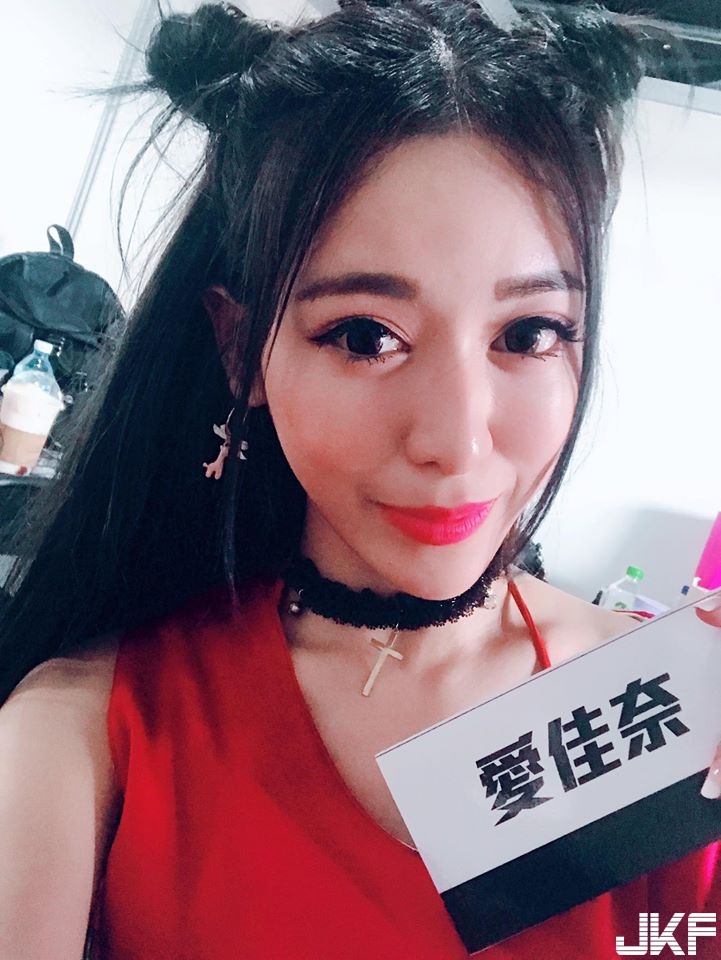 雙眼會放電！超正辣模「傲嬌甜心」愛佳奈甜到蛀牙！一不小心就會戀愛…