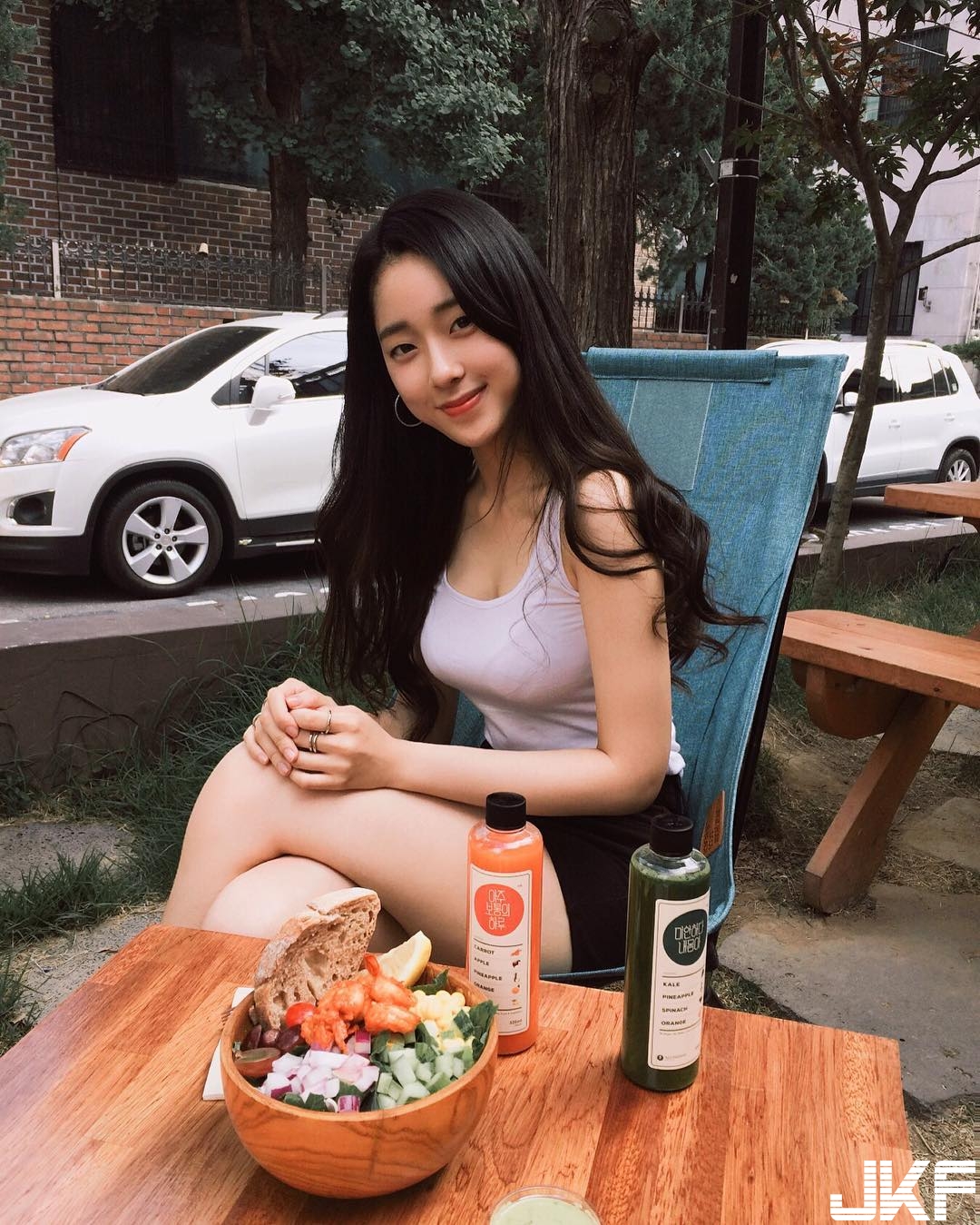 人家想要！長腿正妹「咬下唇」渴望模樣太性感，畫面無限遐想好誘人…
