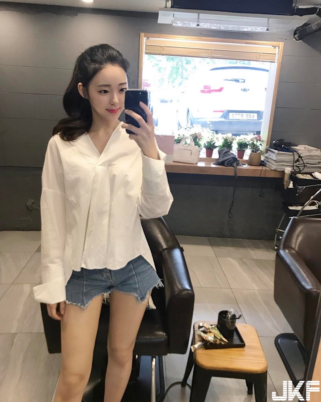 人家想要！長腿正妹「咬下唇」渴望模樣太性感，畫面無限遐想好誘人…