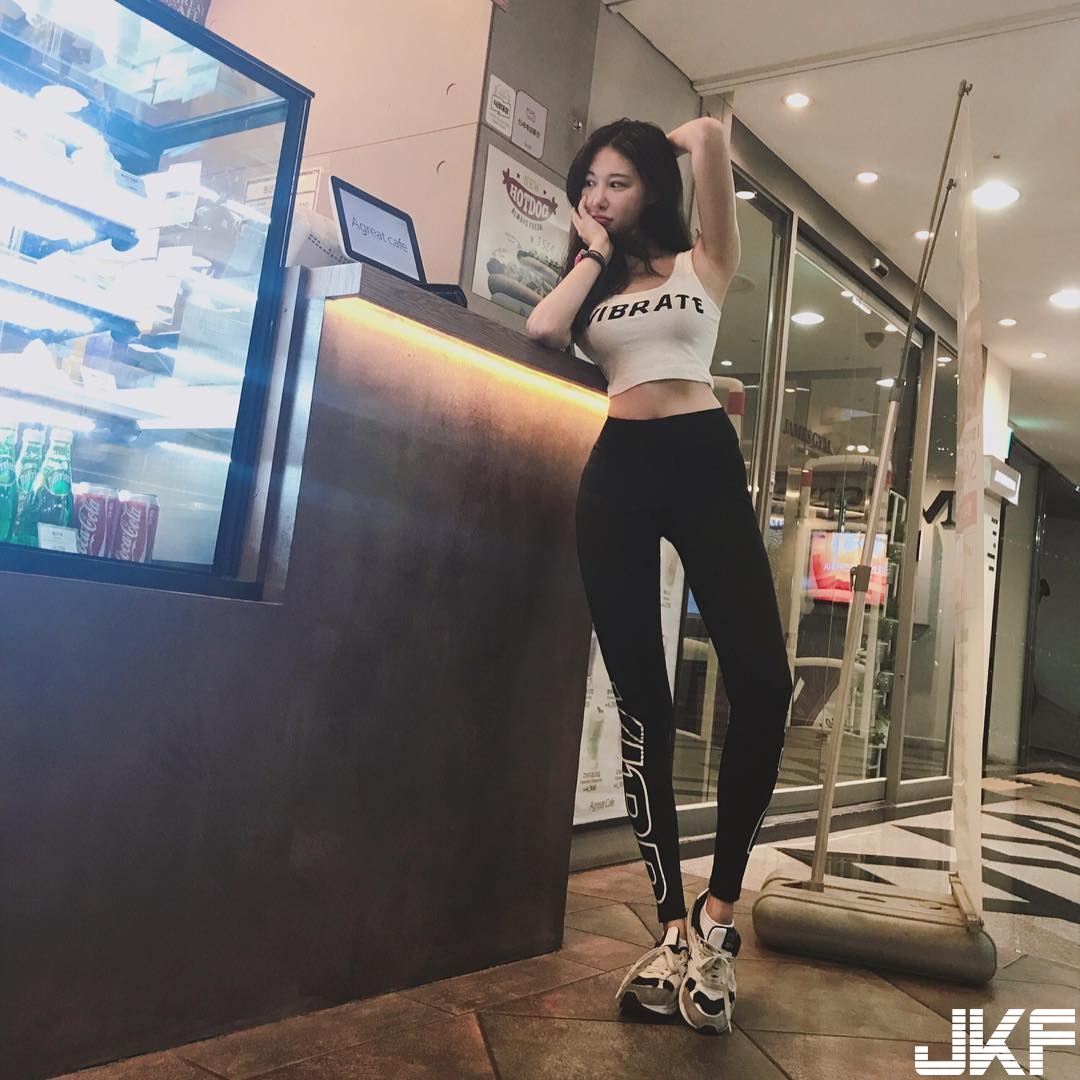 抓緊了！正妹船上開趴「乳波不斷」好晃！畫面滿到不能再滿…