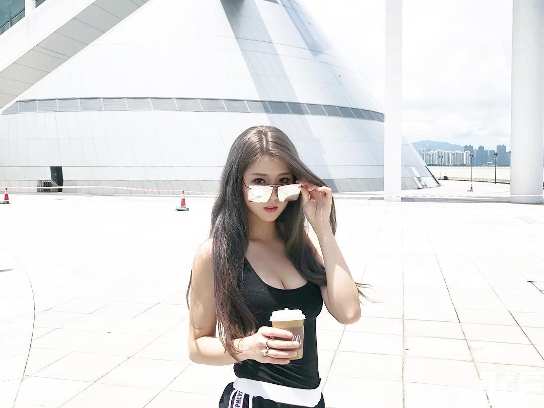 賽車女神「美臀微笑線」好搶鏡！堅挺美乳的完美身材讓人噴鼻血&#8230;