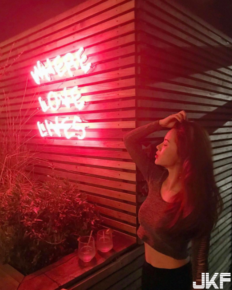 完美蜜桃臀！海邊深Ｖ「泳裝奶妹」大方放送！胸前兩顆「白色乳球」好像在發光！