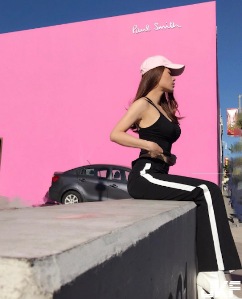 完美蜜桃臀！海邊深Ｖ「泳裝奶妹」大方放送！胸前兩顆「白色乳球」好像在發光！