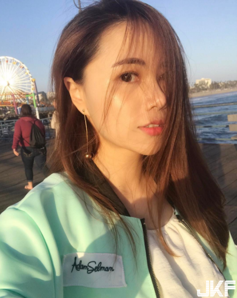 完美蜜桃臀！海邊深Ｖ「泳裝奶妹」大方放送！胸前兩顆「白色乳球」好像在發光！