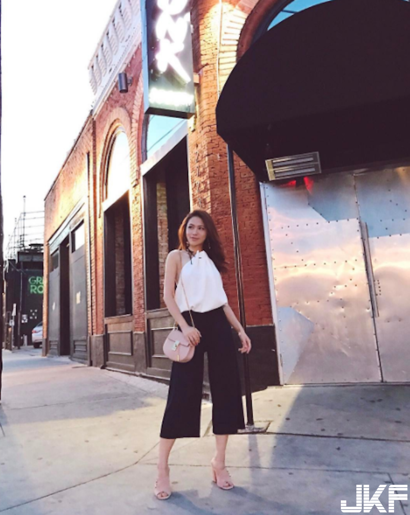 完美蜜桃臀！海邊深Ｖ「泳裝奶妹」大方放送！胸前兩顆「白色乳球」好像在發光！