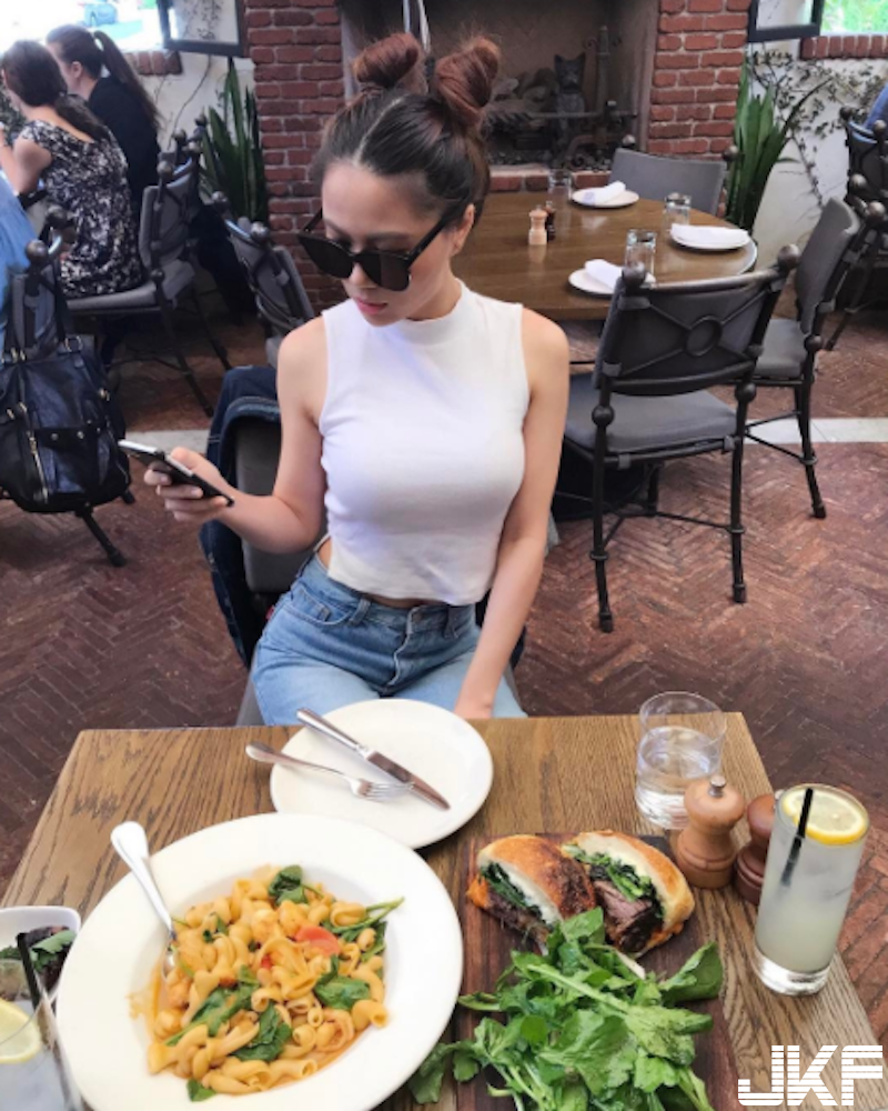 完美蜜桃臀！海邊深Ｖ「泳裝奶妹」大方放送！胸前兩顆「白色乳球」好像在發光！