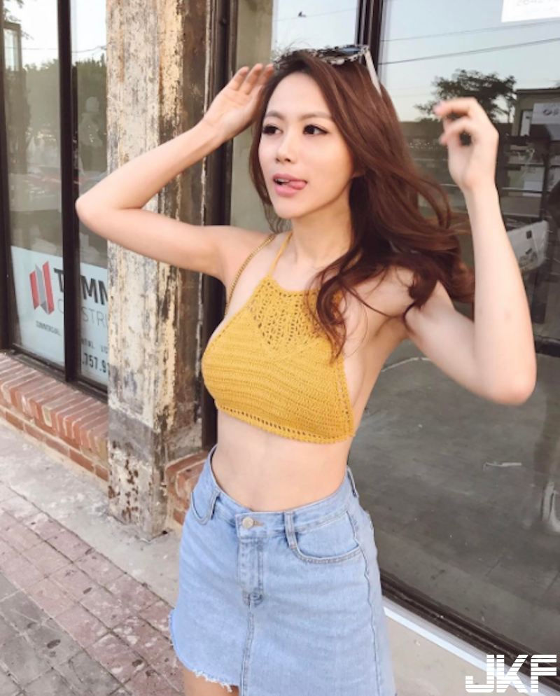 完美蜜桃臀！海邊深Ｖ「泳裝奶妹」大方放送！胸前兩顆「白色乳球」好像在發光！