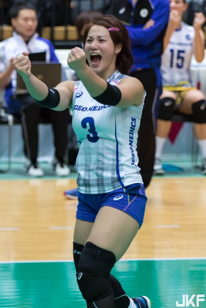 天菜正妹「凶狠殺球」！短褲+蜜大腿畫面滿分！觀眾忍不住「舉旗投降」…