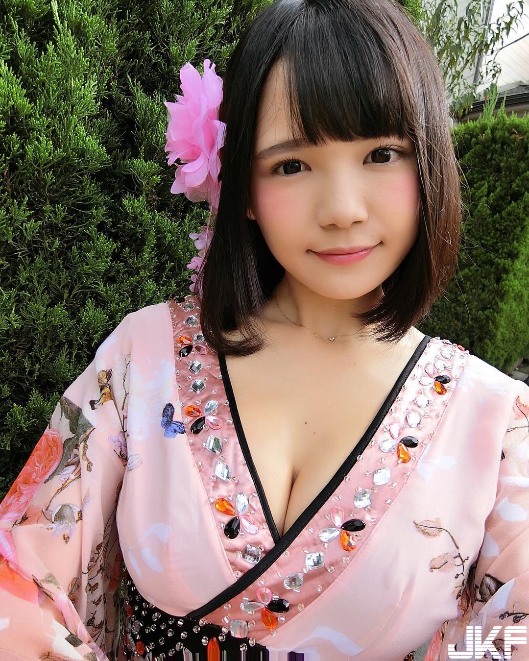童顏女DJ「乳量滿滿」富有彈性！化身兔女郎&#8230;「渾圓蜜桃臀」好想咬一口！
