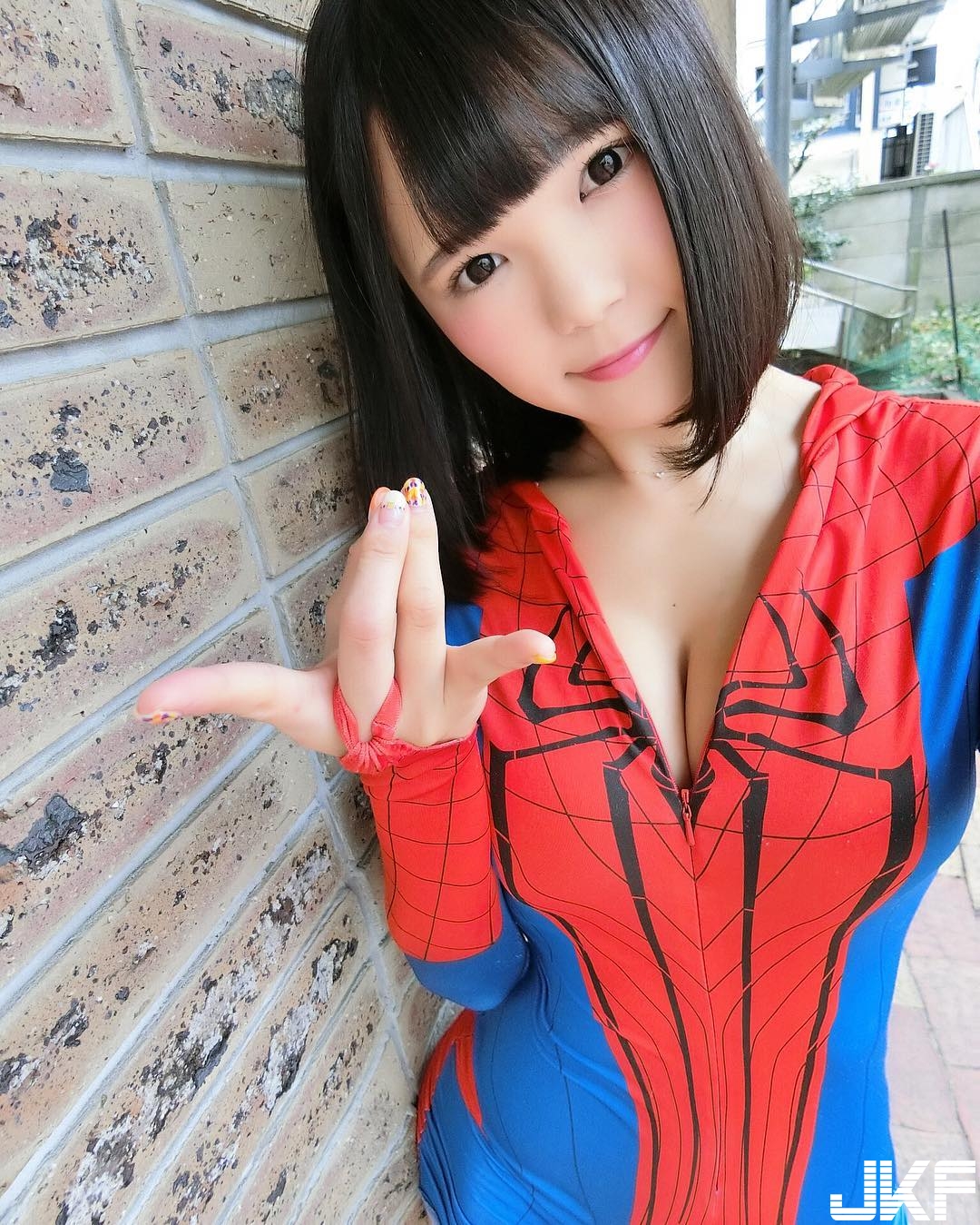 童顏女DJ「乳量滿滿」富有彈性！化身兔女郎&#8230;「渾圓蜜桃臀」好想咬一口！