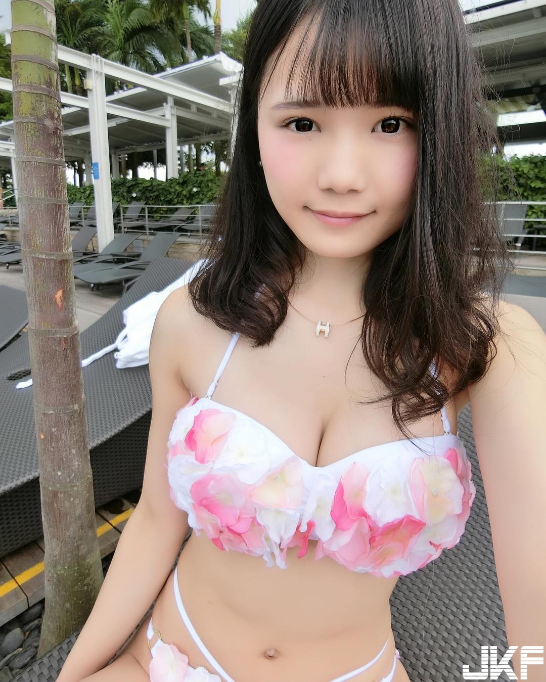 童顏女DJ「乳量滿滿」富有彈性！化身兔女郎&#8230;「渾圓蜜桃臀」好想咬一口！