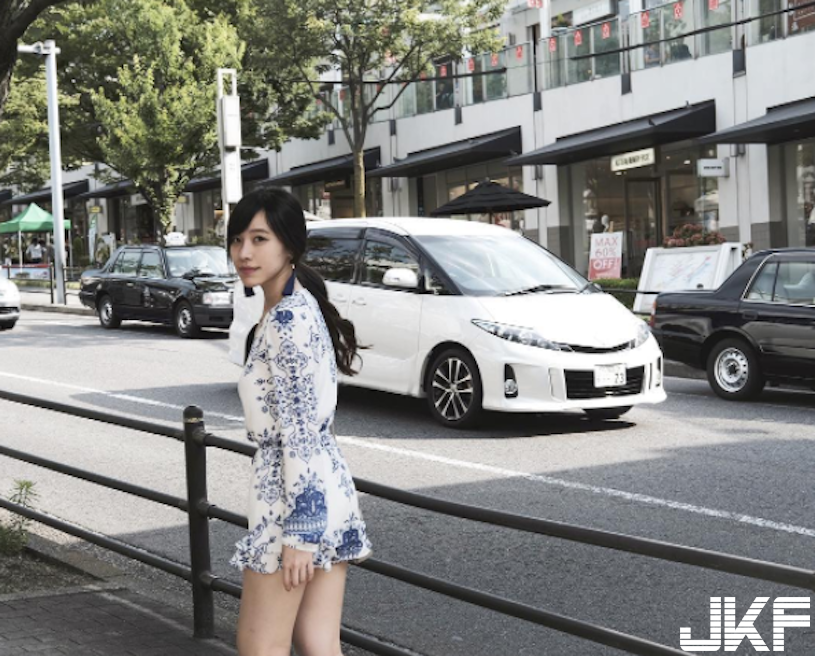 受不了！天菜級「海邊美乳正妹」乳量好兇爆！衣服底下的「大胸器」真是迷死人…