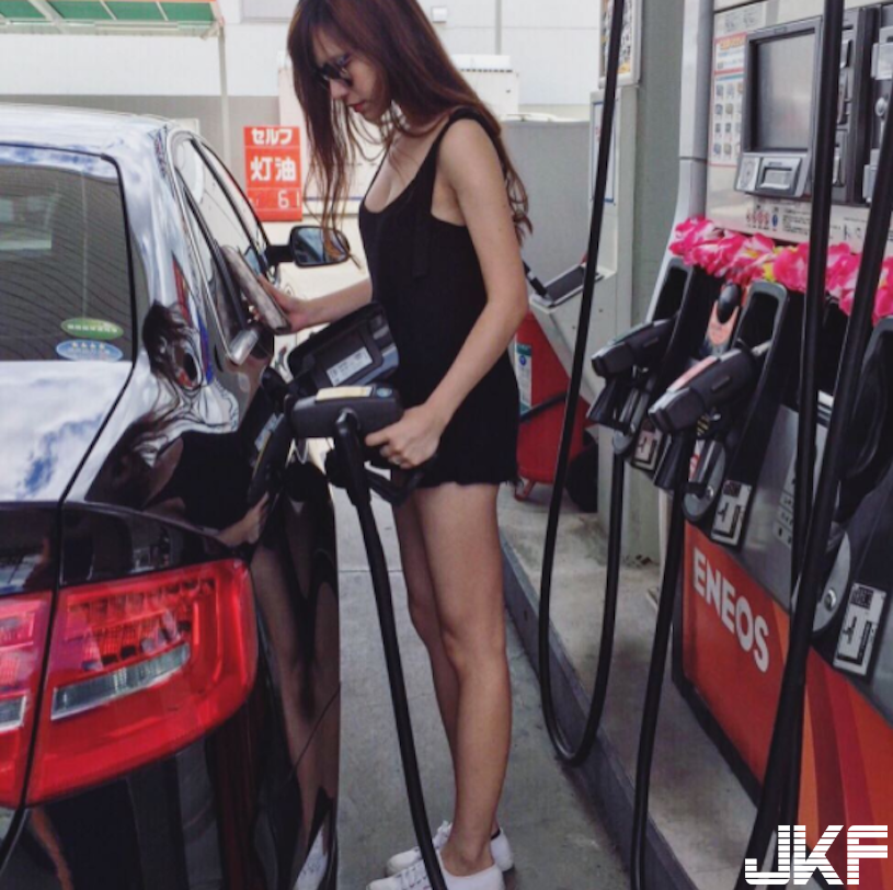 受不了！天菜級「海邊美乳正妹」乳量好兇爆！衣服底下的「大胸器」真是迷死人…