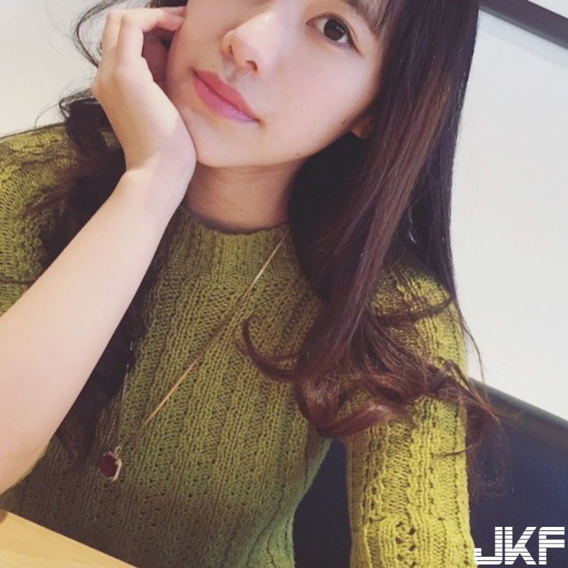 受不了！天菜級「海邊美乳正妹」乳量好兇爆！衣服底下的「大胸器」真是迷死人…