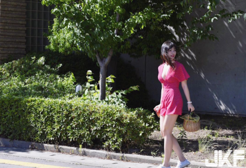 受不了！天菜級「海邊美乳正妹」乳量好兇爆！衣服底下的「大胸器」真是迷死人…