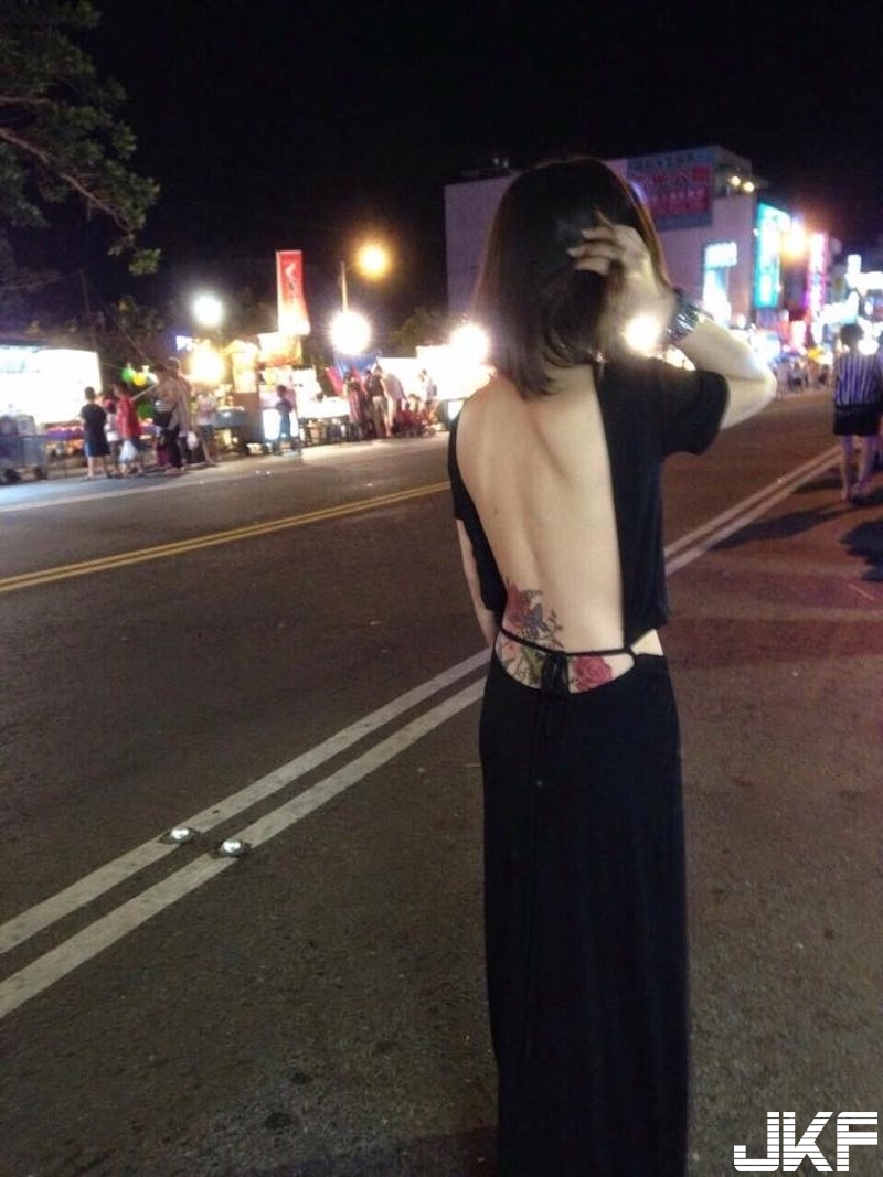 網友暴動！台北街頭偷拍「大裸美背正妹」！這衣服的設計太邪惡了&#8230;